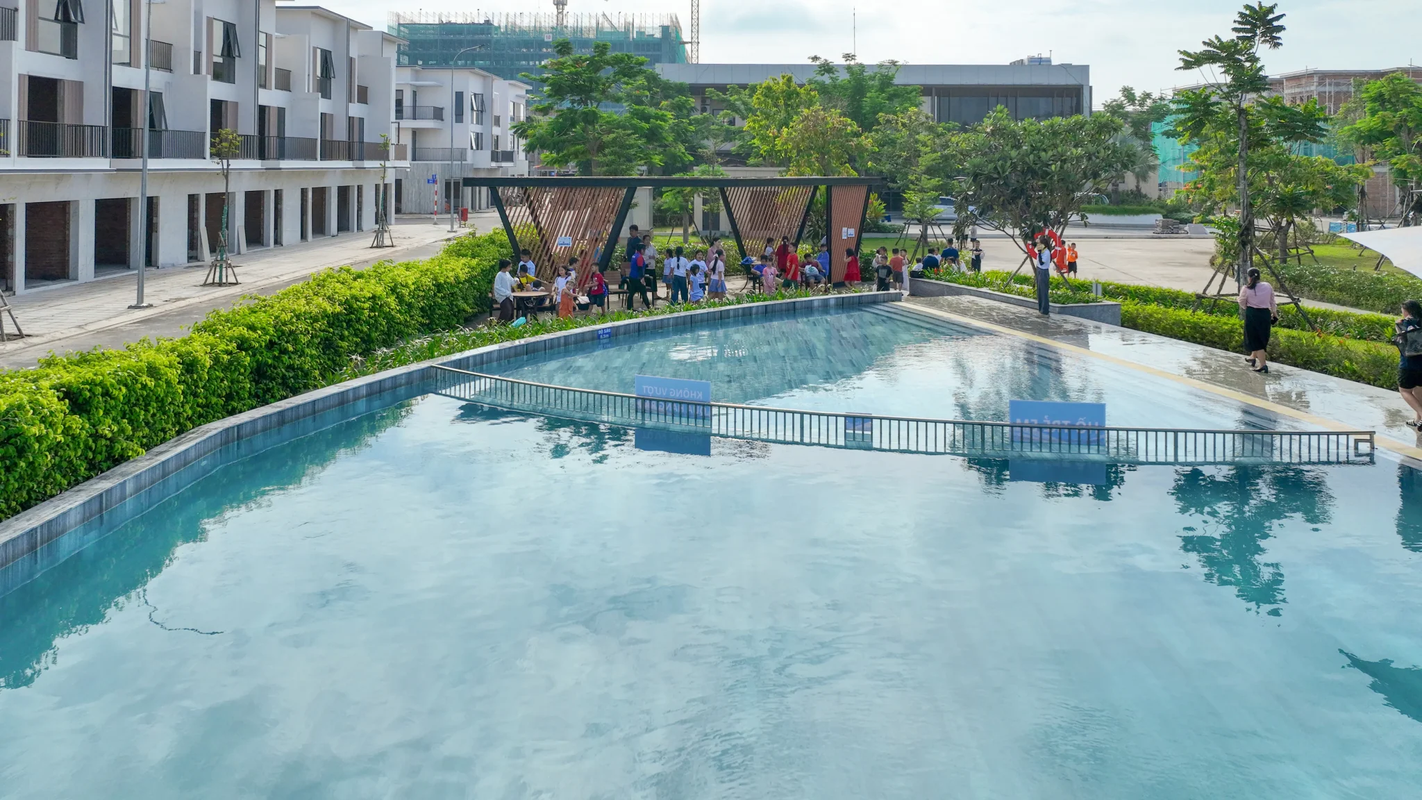 Hồ bơi trên phố đi bộ.
